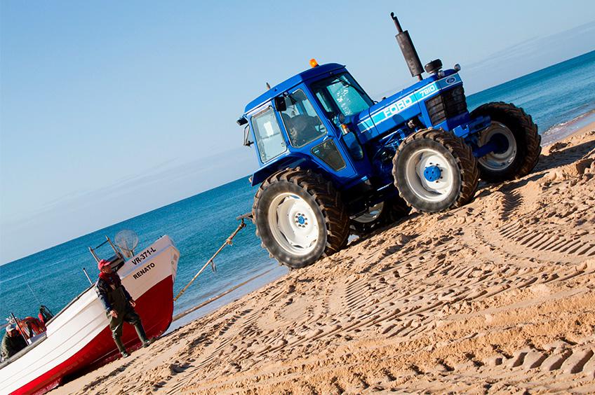 Trator em atividade na praia