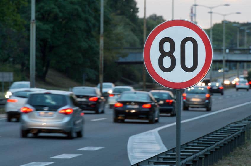 Diferentes tipos de vias têm diferentes limites de velocidade.