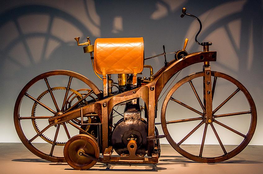 Primeira motocicleta da história, inventada por Gottlieb Daimler e Wilhelm Maybach.